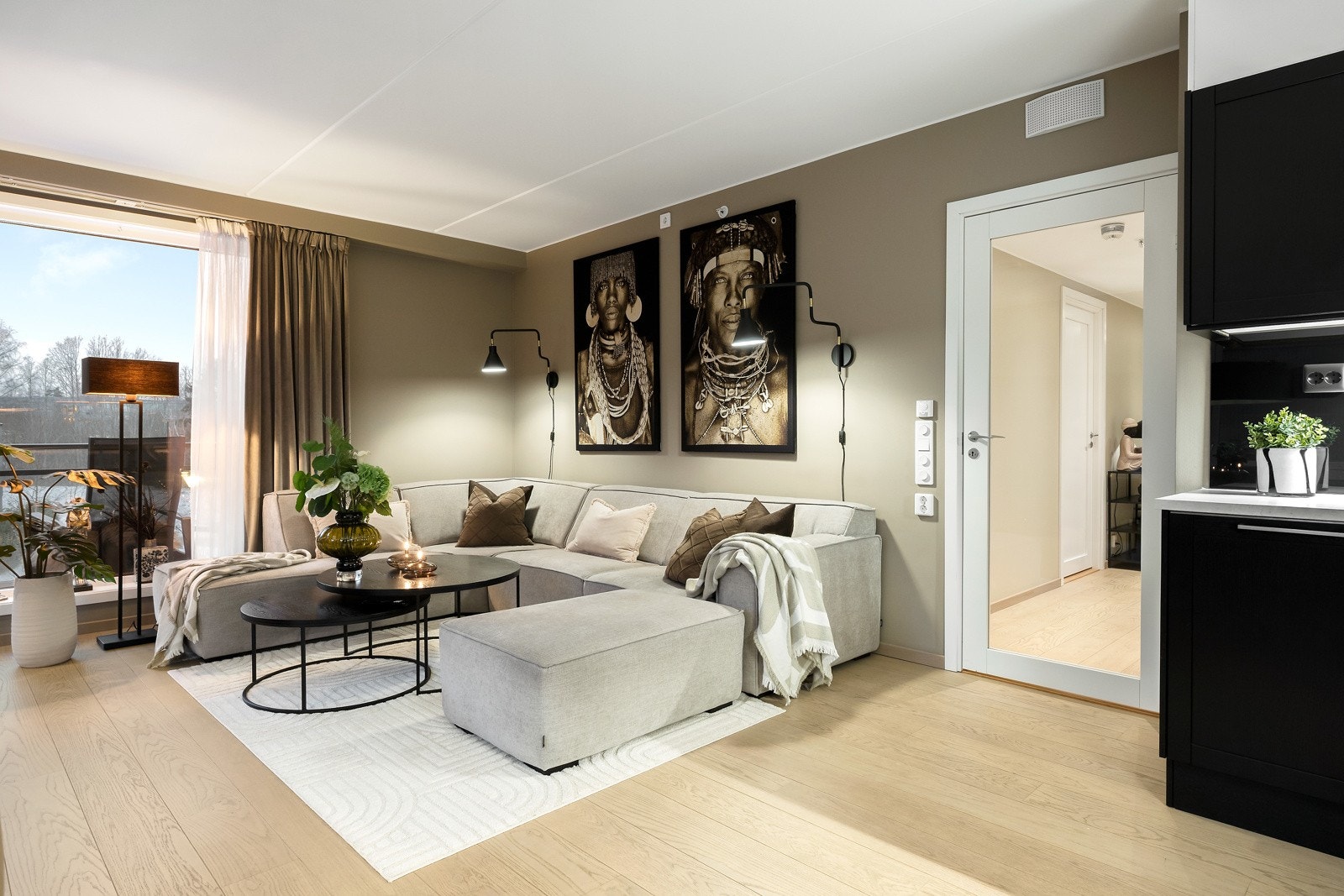 Et lunt og hyggelig hverdagsrom med plass til en avslappende sofagruppe og spisebord. Galleribilde