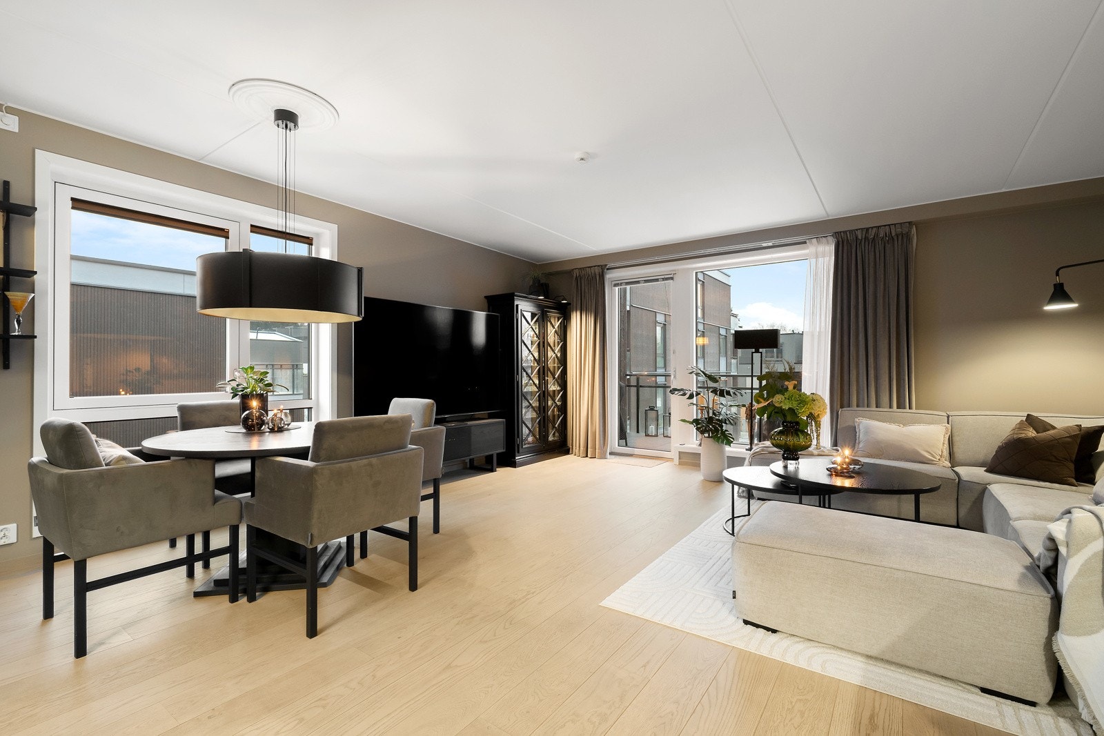 Vannbåren gulvvarme i alle rom. Utvendig screens på vinduer/balkongdør Galleribilde