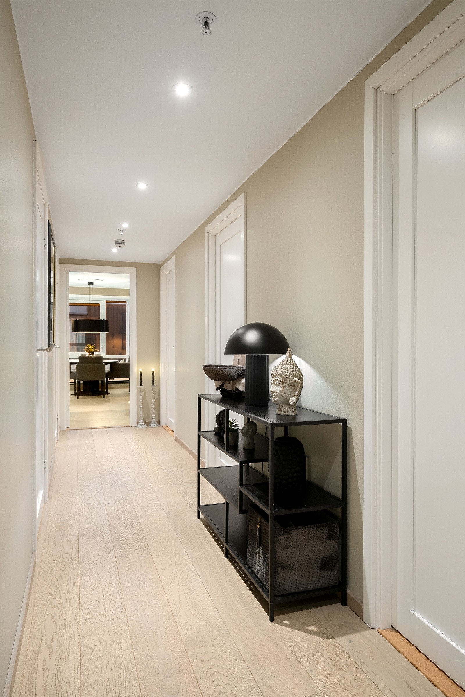 God oppbevaringsplass i stor skyvedørsgarderobe og innvendig bod Galleribilde