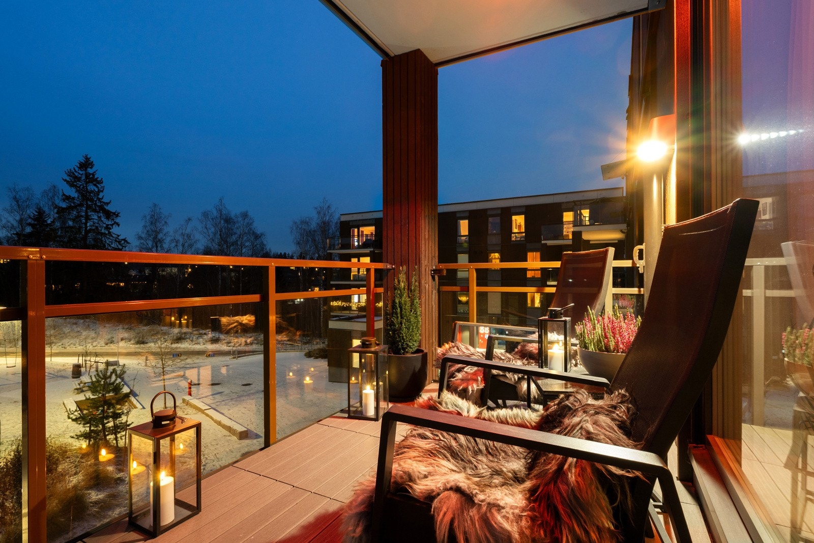 Flott plassering på hjørnet av bygget med stor balkong utenfor stuen. Galleribilde