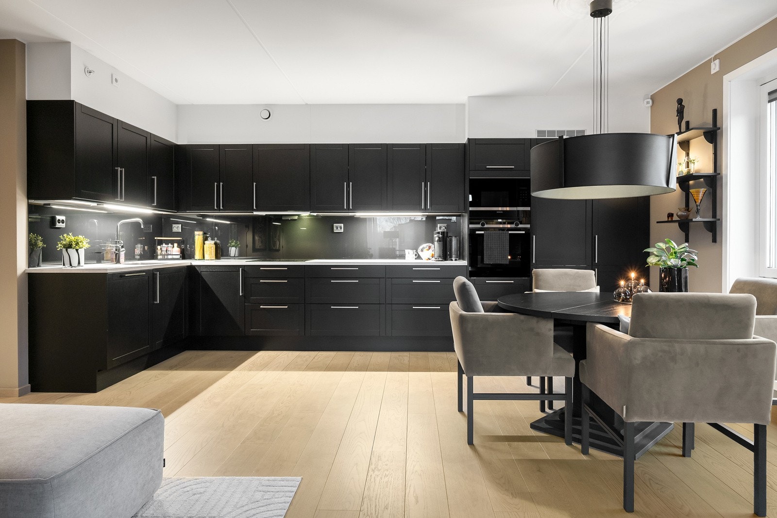 Komplett utstyrt med integrerte hvitevarer som oppvaskmaskin, kjøl/frys, platetopp og ovn og mikro i ergonomisk høyde. Galleribilde