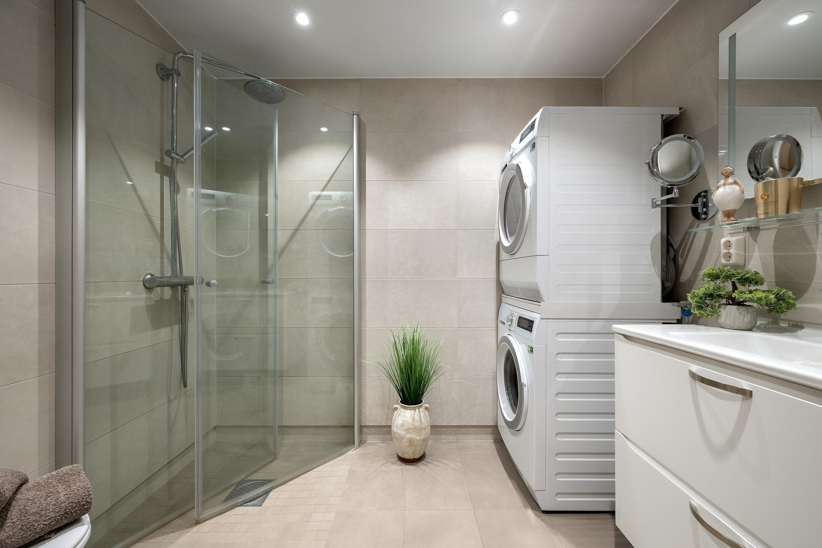 Delikat, flislagt baderom med opplegg for vask/tørk. Galleribilde