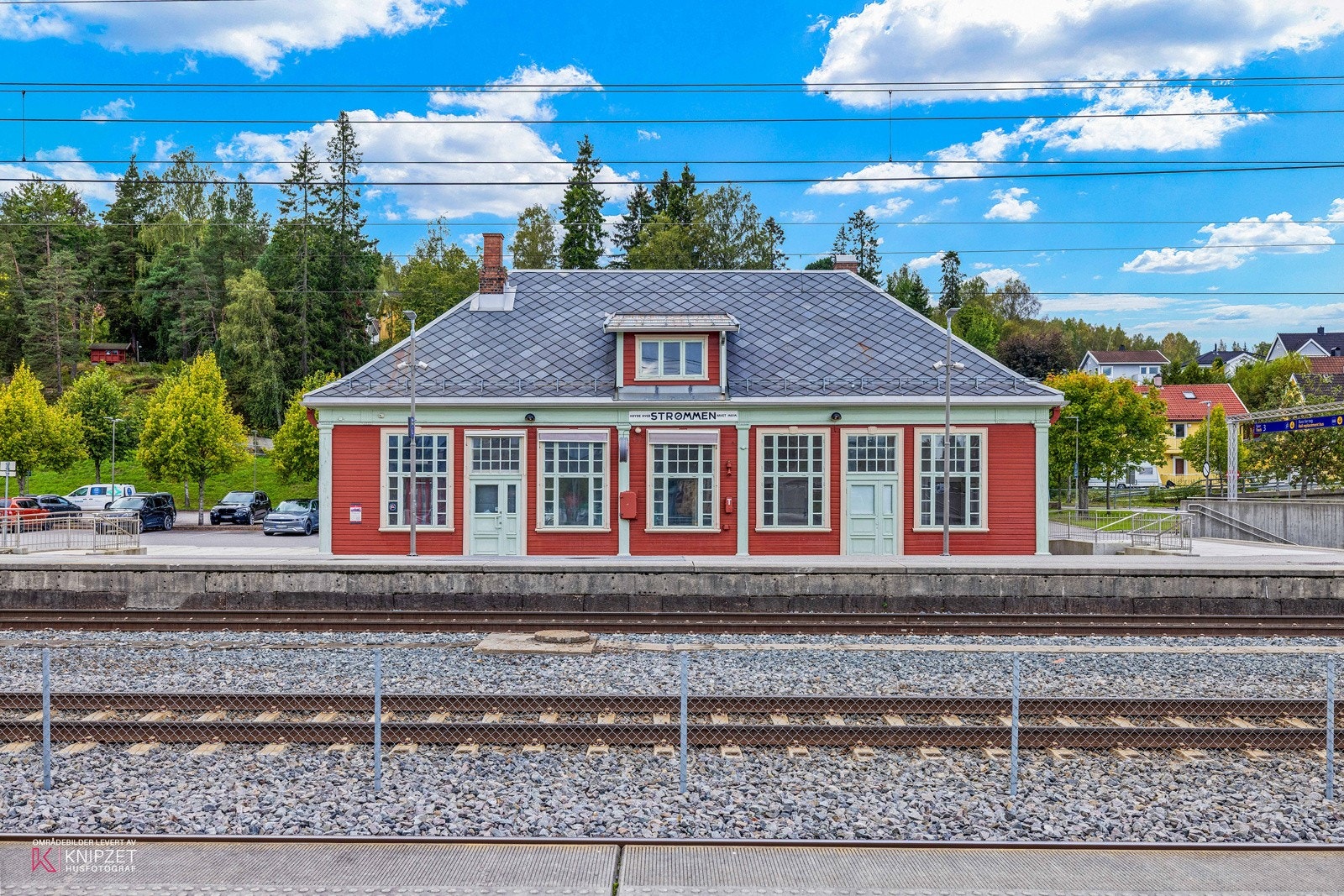 Strømmen togstasjon ligger en rask kjøretur unna. Forøvrig kort gange fra leiligheten til bussholdeplass Galleribilde