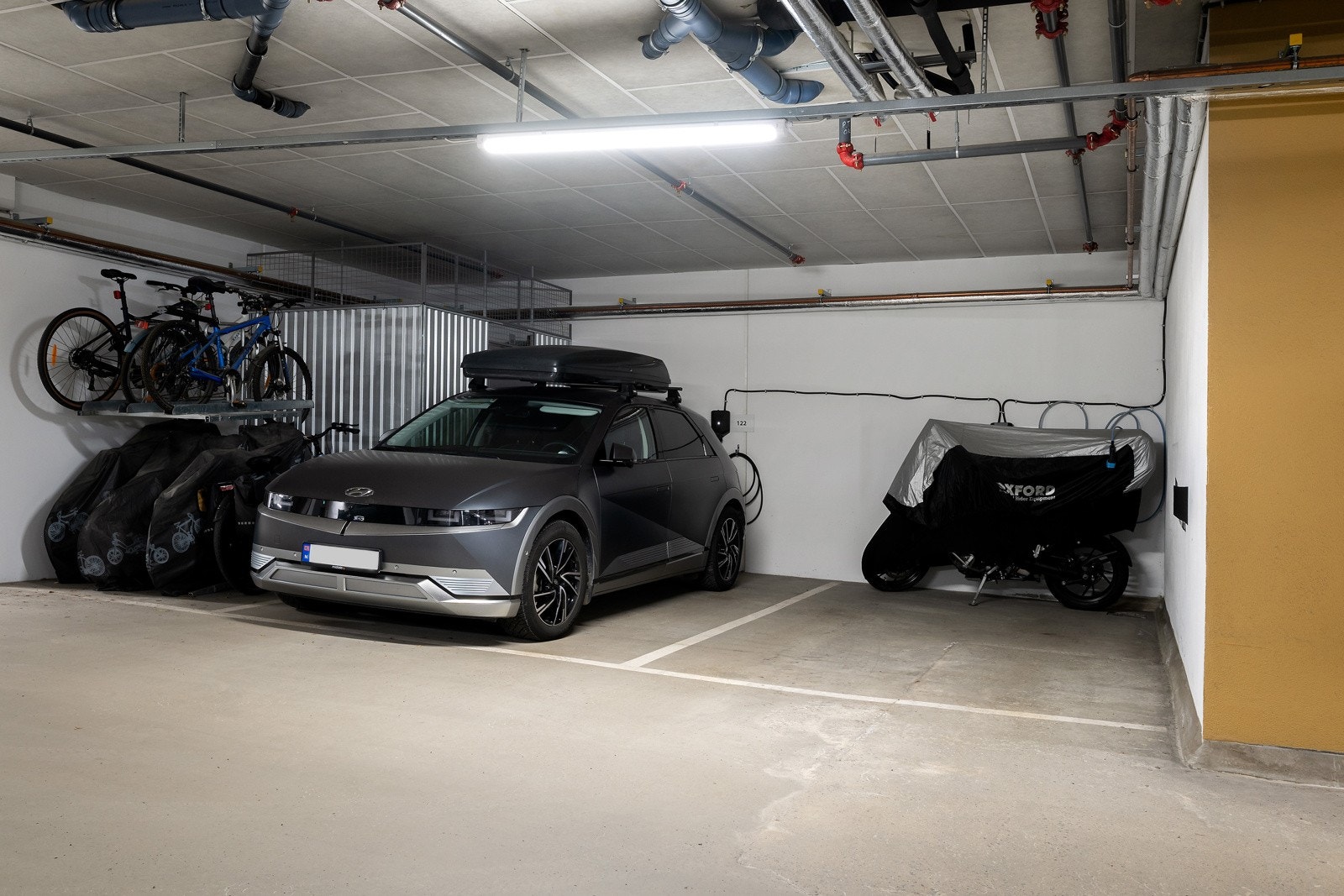 Garasjeplass med el.bil-lader i felles garasjeanlegg medfølger. Rett ved heisen Galleribilde