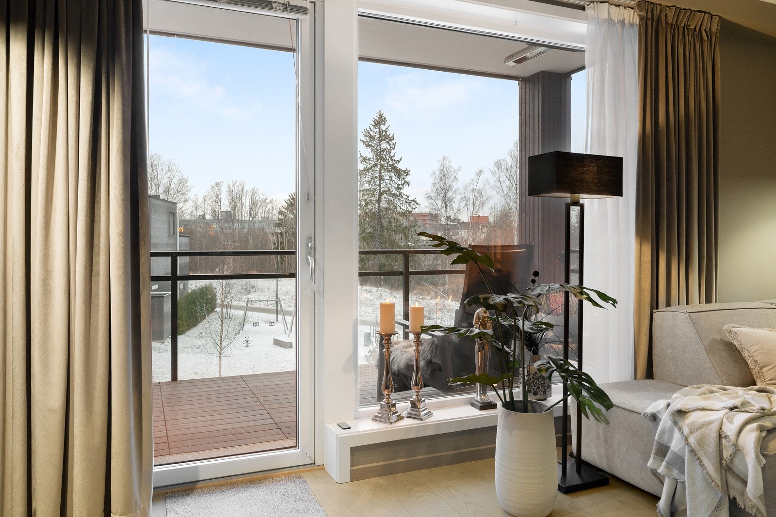 Utgang til balkongen fra stuesonen. Galleribilde