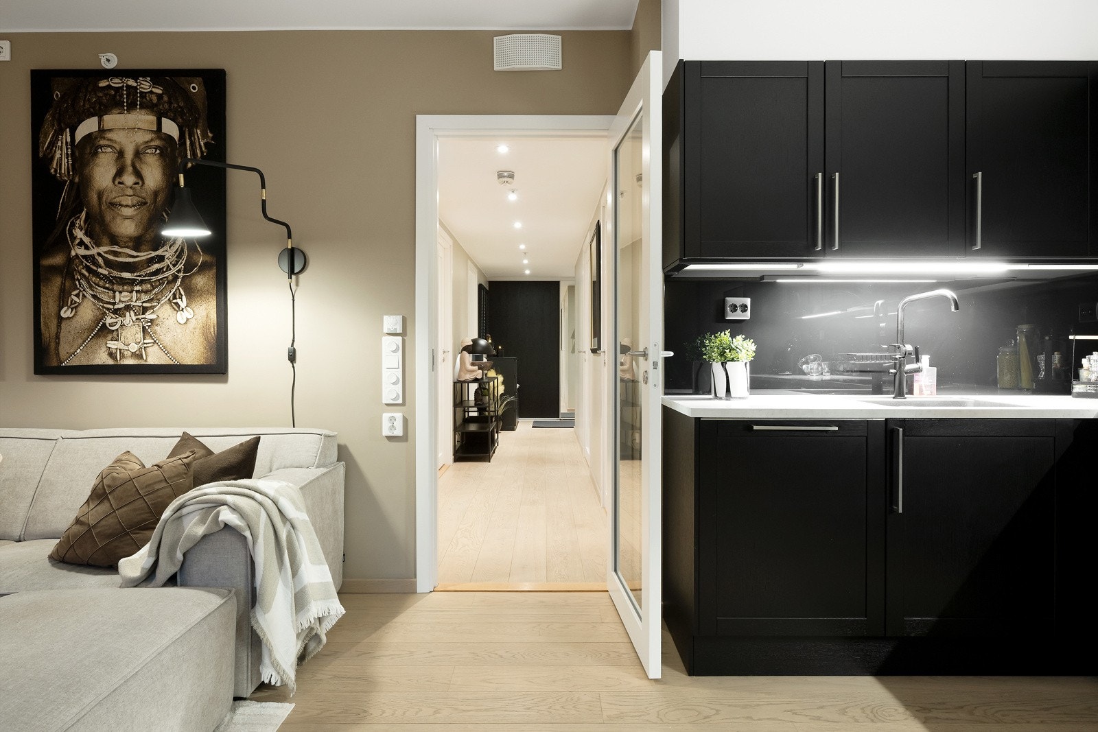 Praktisk mellomdør med glassfelt mellom gangen og oppholdsrommet i leiligheten som både sikrer god støyreduksjon og temperaturkontroll. Galleribilde