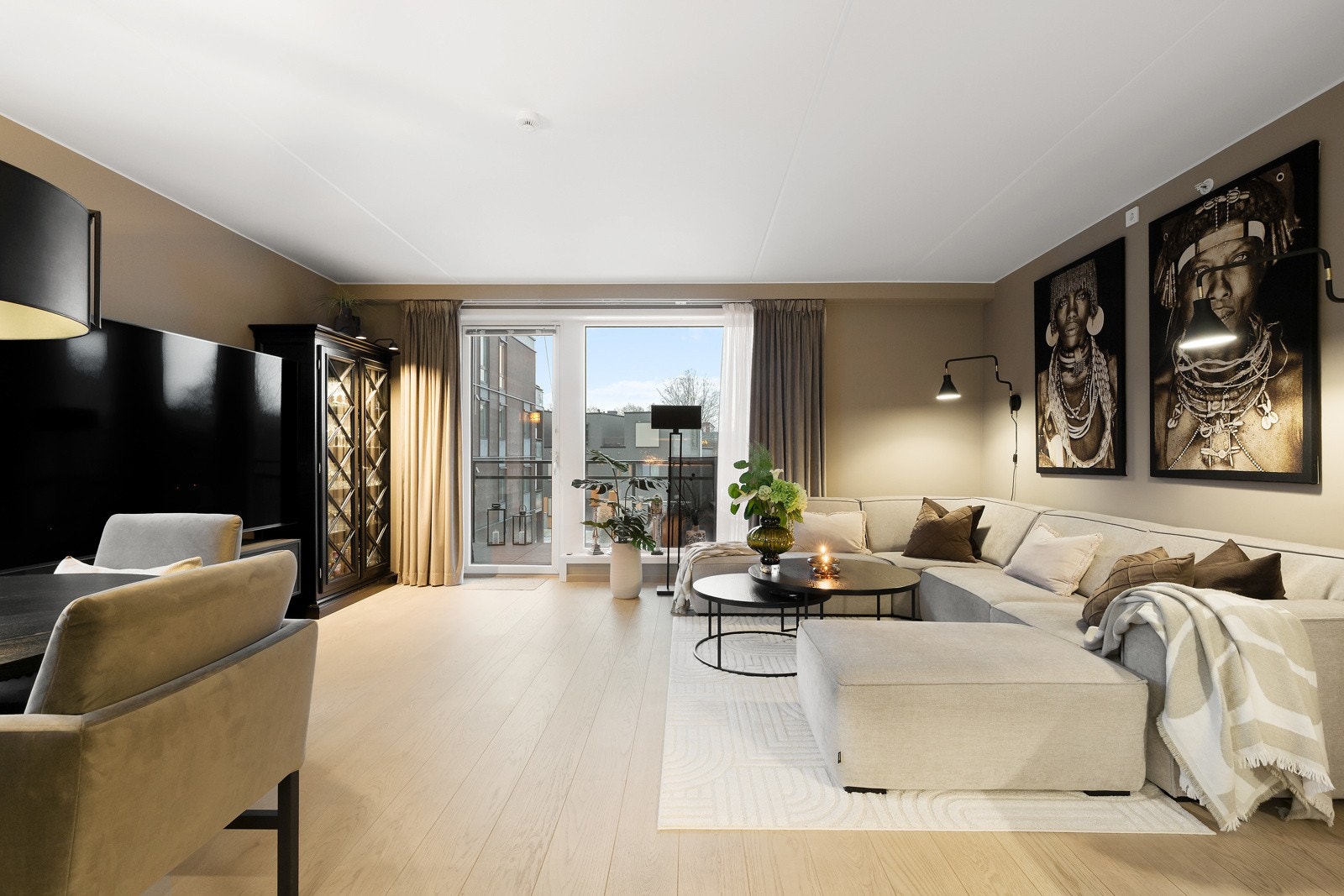 Inne er det lyst, stilrent og romslig. Galleribilde