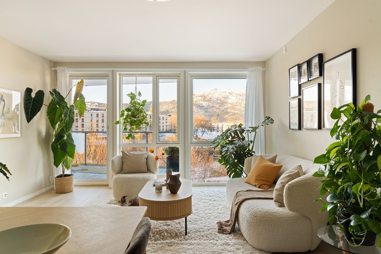 Leiligheten har balansert ventilasjon og varmekonvektor/radiator i stuen. Galleribilde