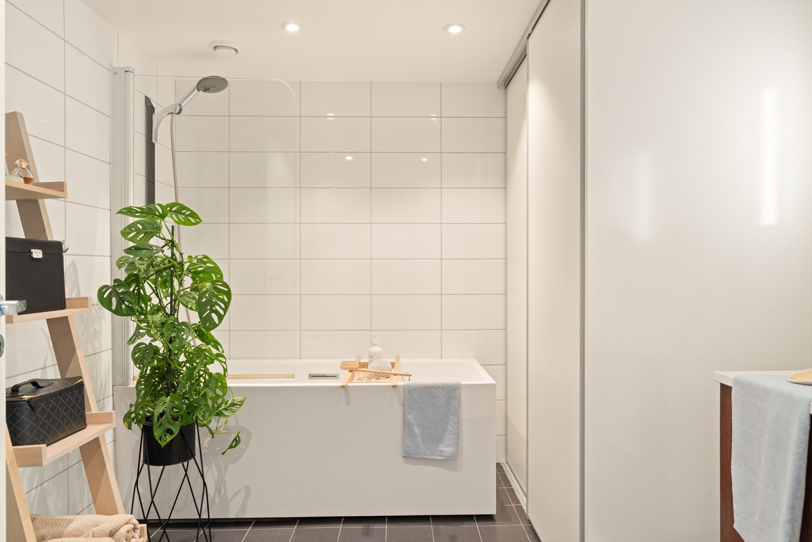 Baderom på ca. 7,5m² med fliser på gulv og vegger, samt malt, slett himling. Badet har gulvvarme og er innredet med badekar, vegghengt toalett og baderomsinnredning med servant. Galleribilde