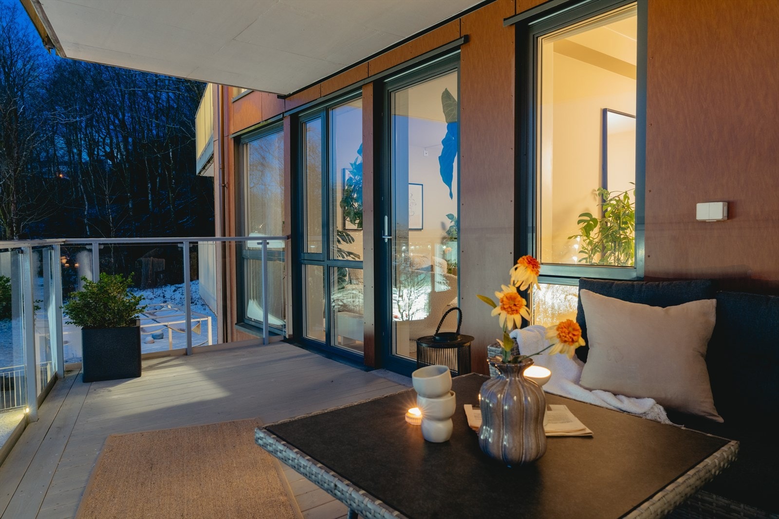 Det er god plass til utemøbler, grill og godt selskap. Galleribilde