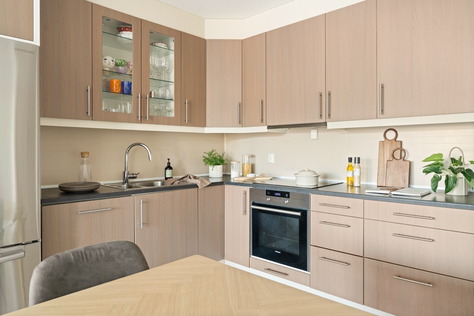 Det er god skap- og benkeplass for matlaging og oppbevaring. Galleribilde