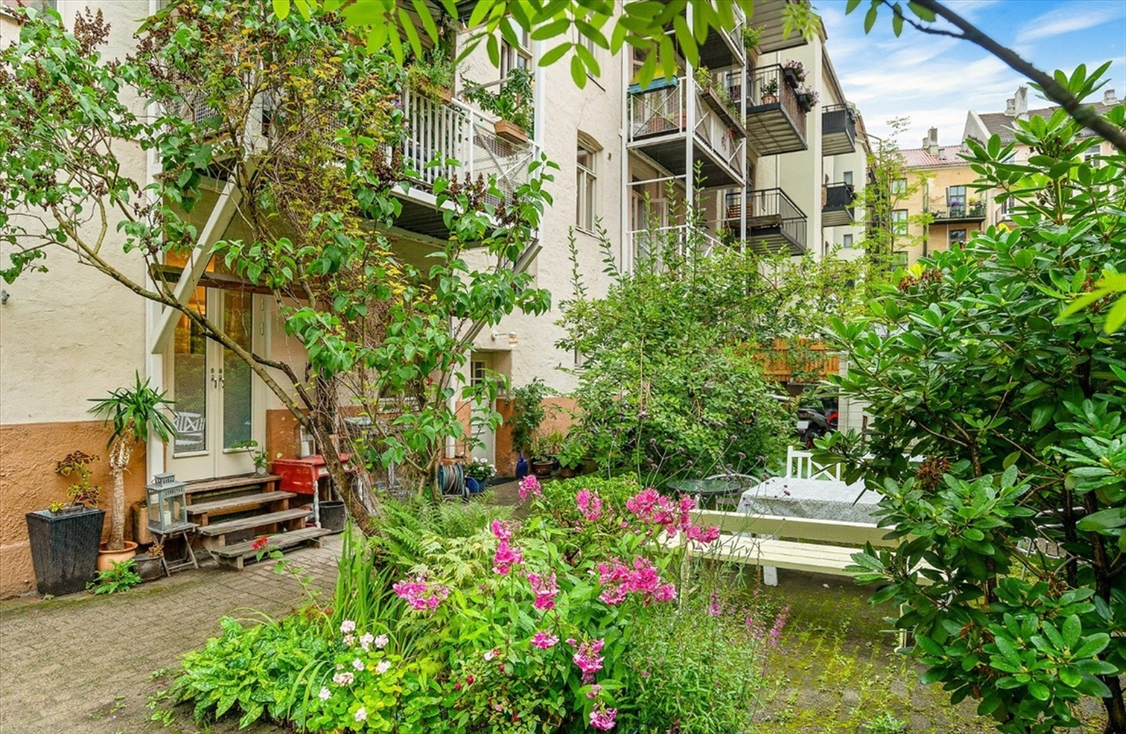 Borettslaget har fine opparbeidede fellesområder som kan benyttes av beboerne. FOTO: StudioOslo Galleribilde