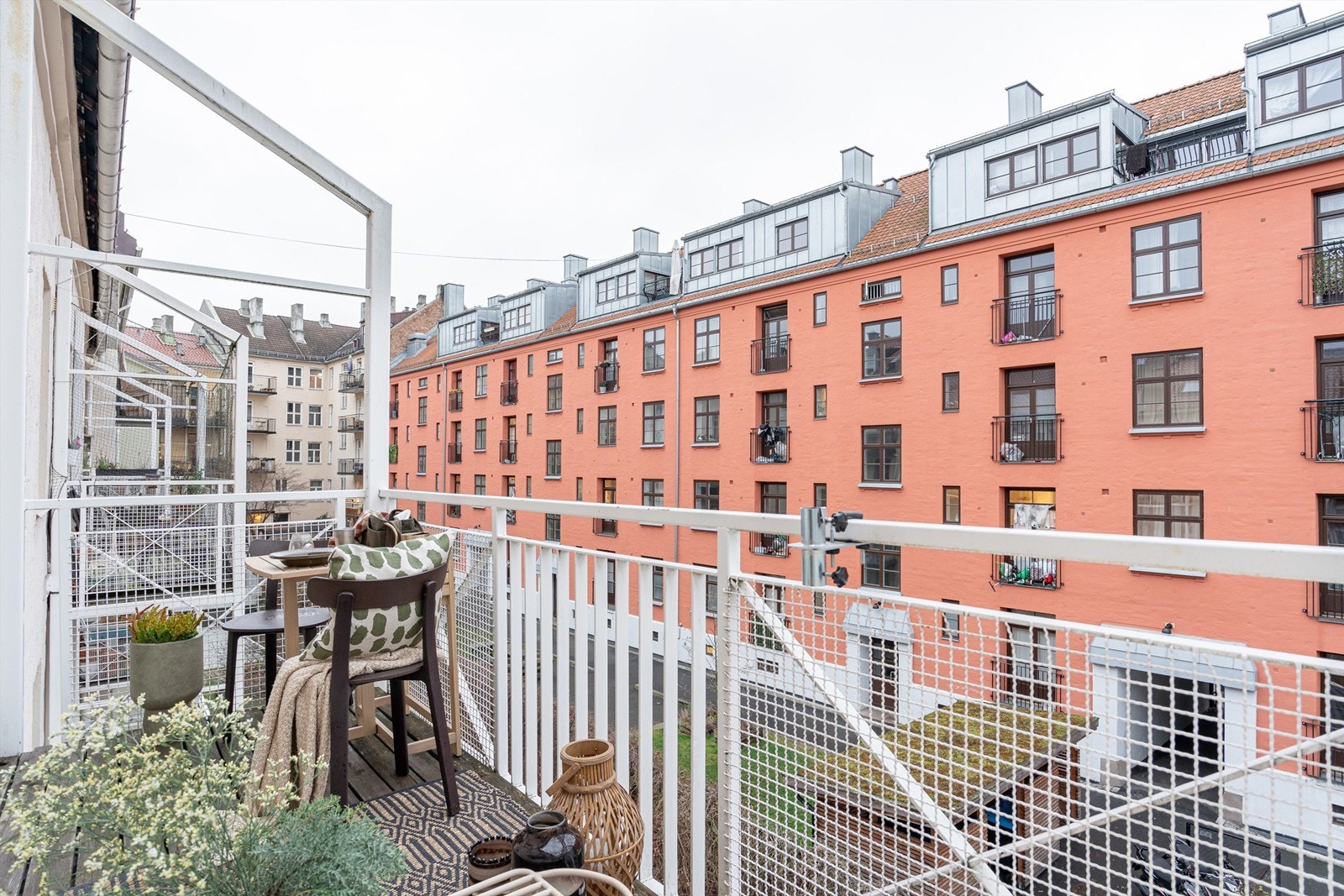 Romslig sydøstvendt balkong, vendt ut mot en rolig og trivelig bakgård. På balkongen kan du nyte solen fra morgenen av. Galleribilde