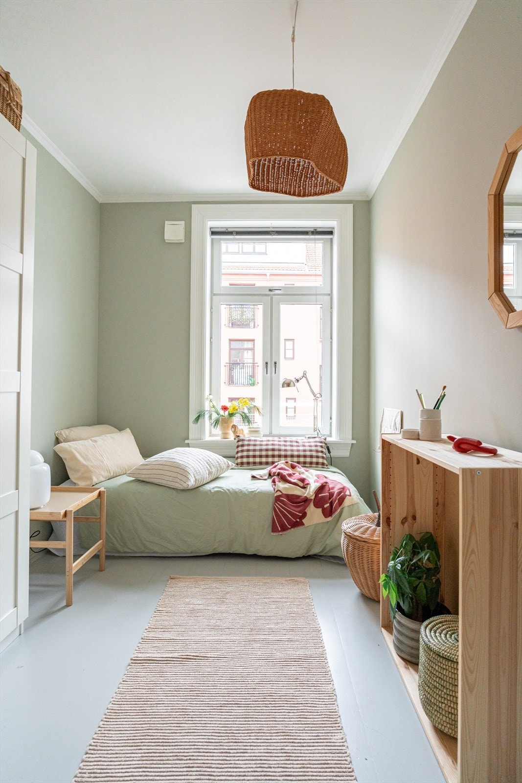 Boligens andre soverom passer perfekt som barnerom, gjesterom eller hjemmekontor. Galleribilde