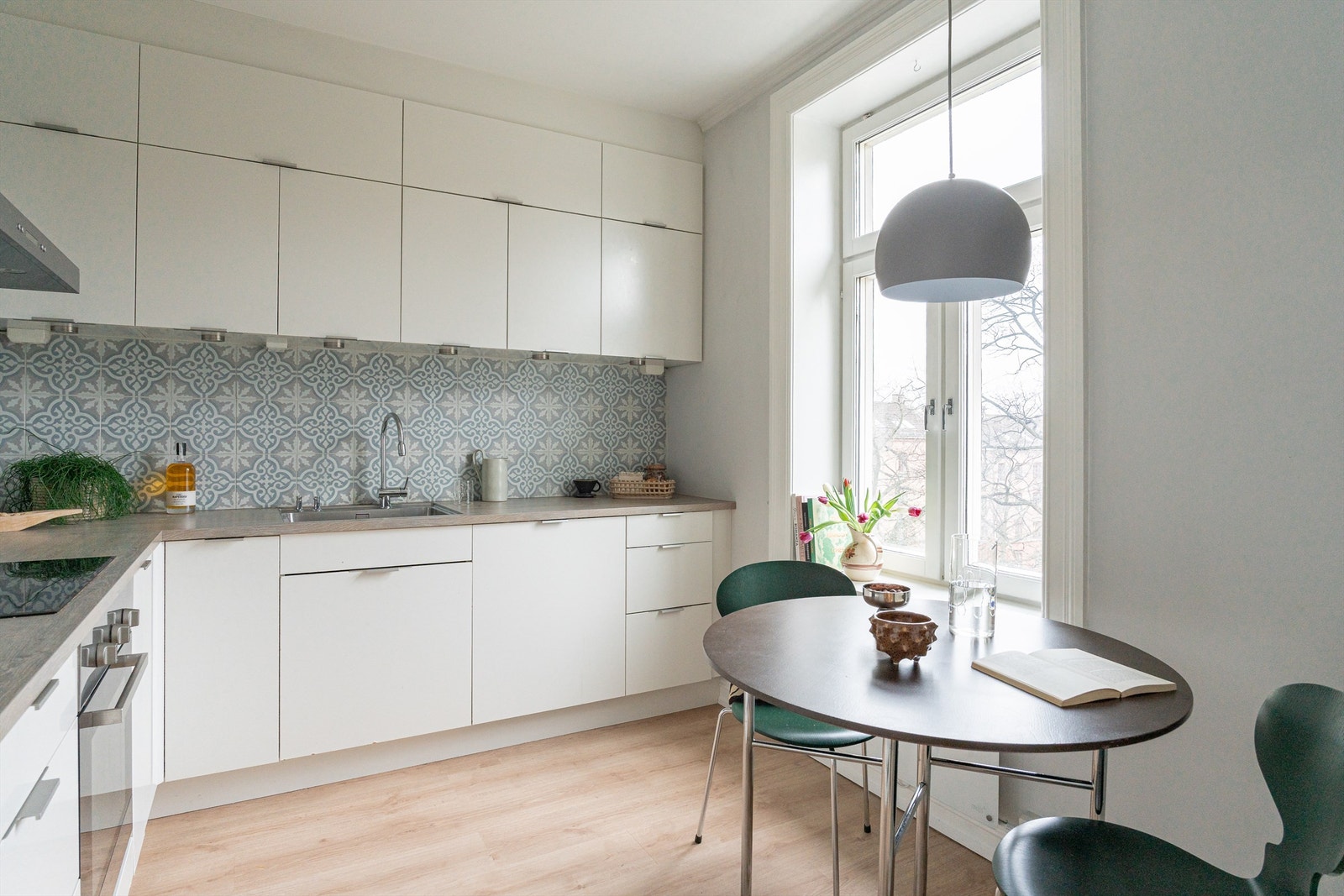 Ved vinduet er det plass til et koselig spisebord, hvor du kan nyte frokosten og utsikten. Galleribilde