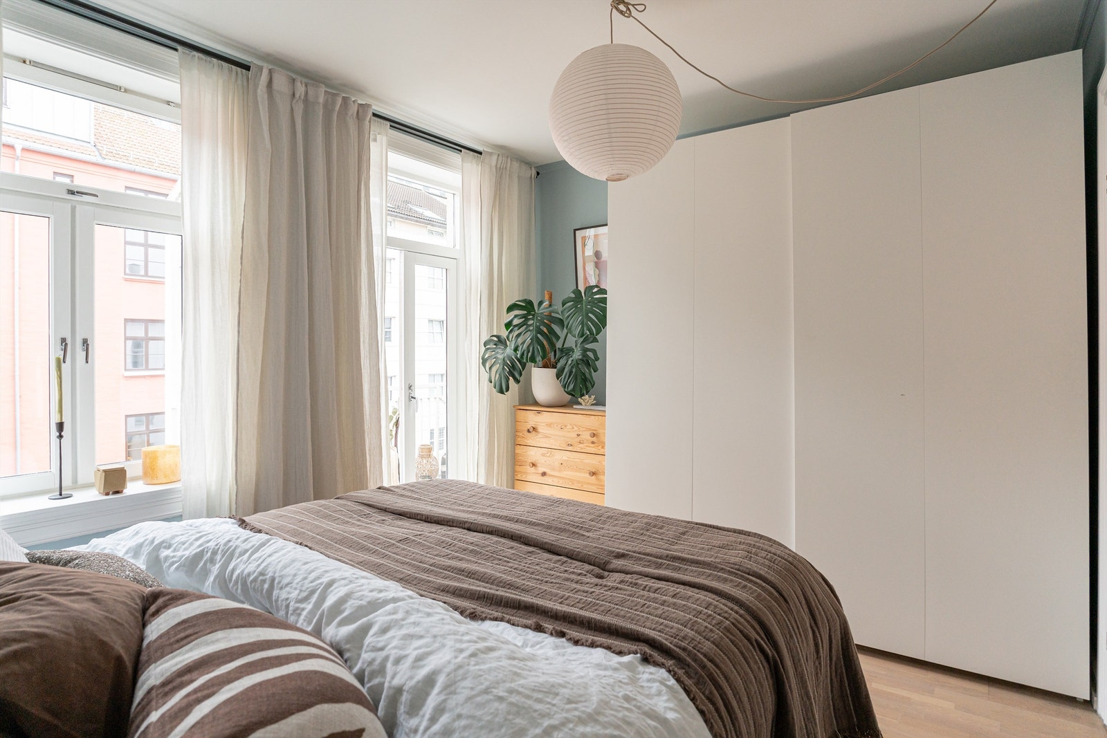 Hovedsoverommet har god plass til dobbeltseng, nattbord og skyvedørsgarderobe. Fra soverommet er det adgang til balkongen. Galleribilde