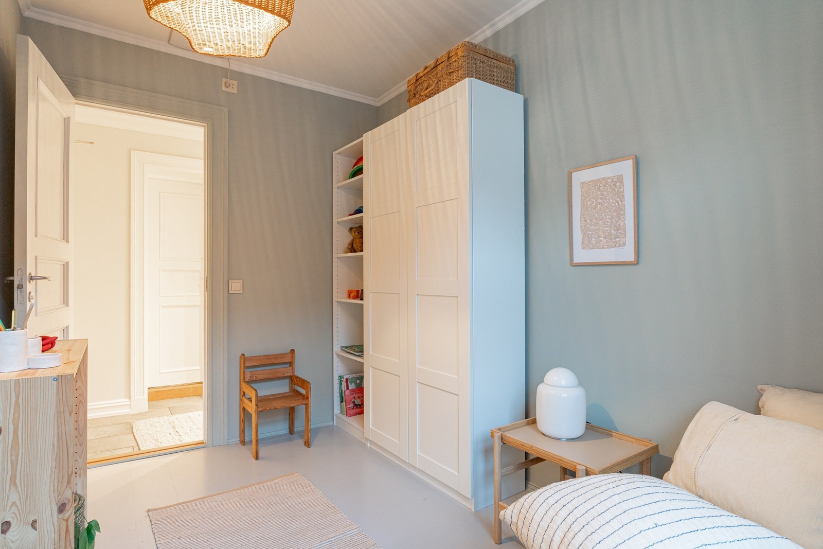 Et fleksibelt rom med plass til både seng, skrivebord og garderobeskap. Galleribilde