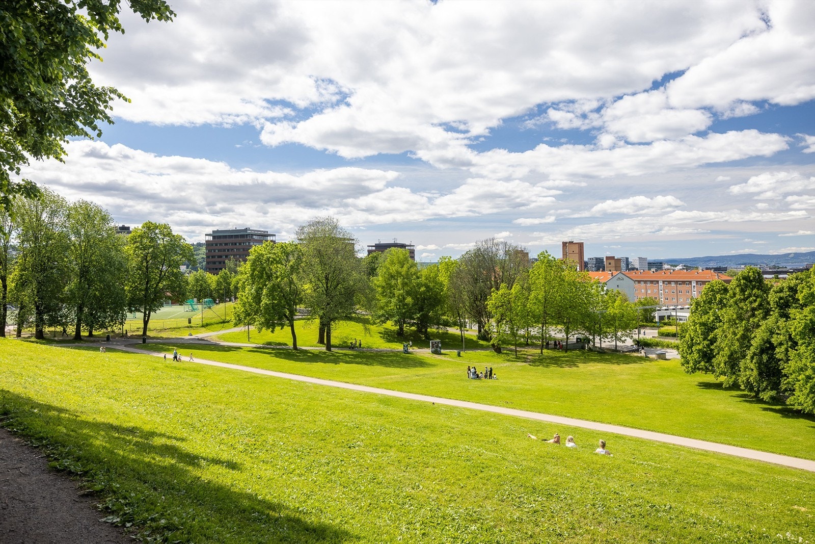 Hyggelige Tøyenparken byr på store grøntarealer, fotballbane og interne turveier. Galleribilde