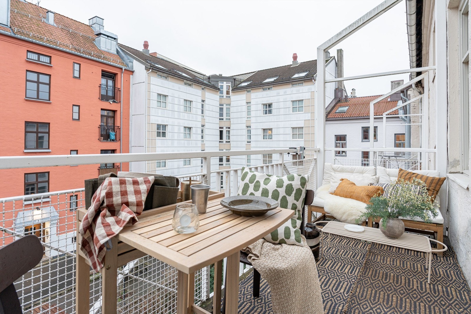 En innbydende og gjennomgående 3-roms leilighet med stor sørøstvendt balkong og fantastisk beliggenhet rett ved Botanisk hage! Galleribilde