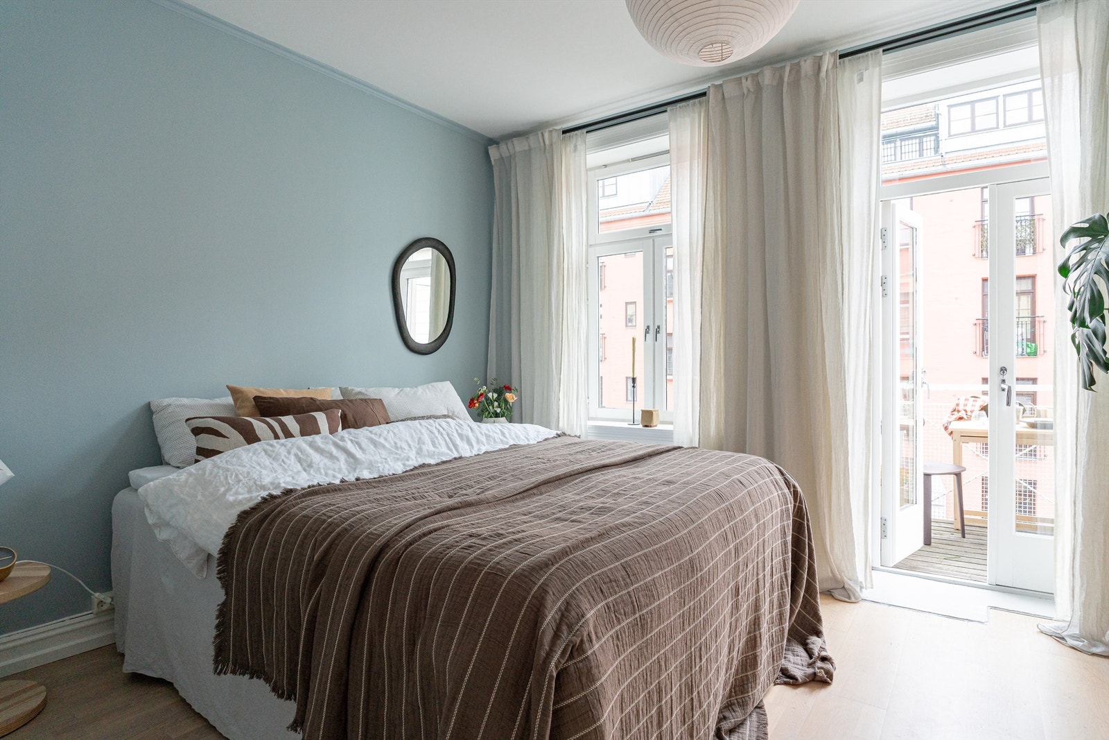 Stort, lyst og luftig hovedsoverom, som vender mot rolig bakgård. Galleribilde