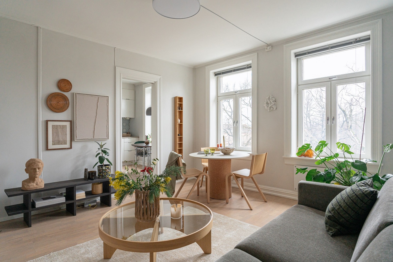 Sjarmerende stue med god takhøyde og store vindusflater som gir fantastisk utsikt og lysinnslipp. Galleribilde