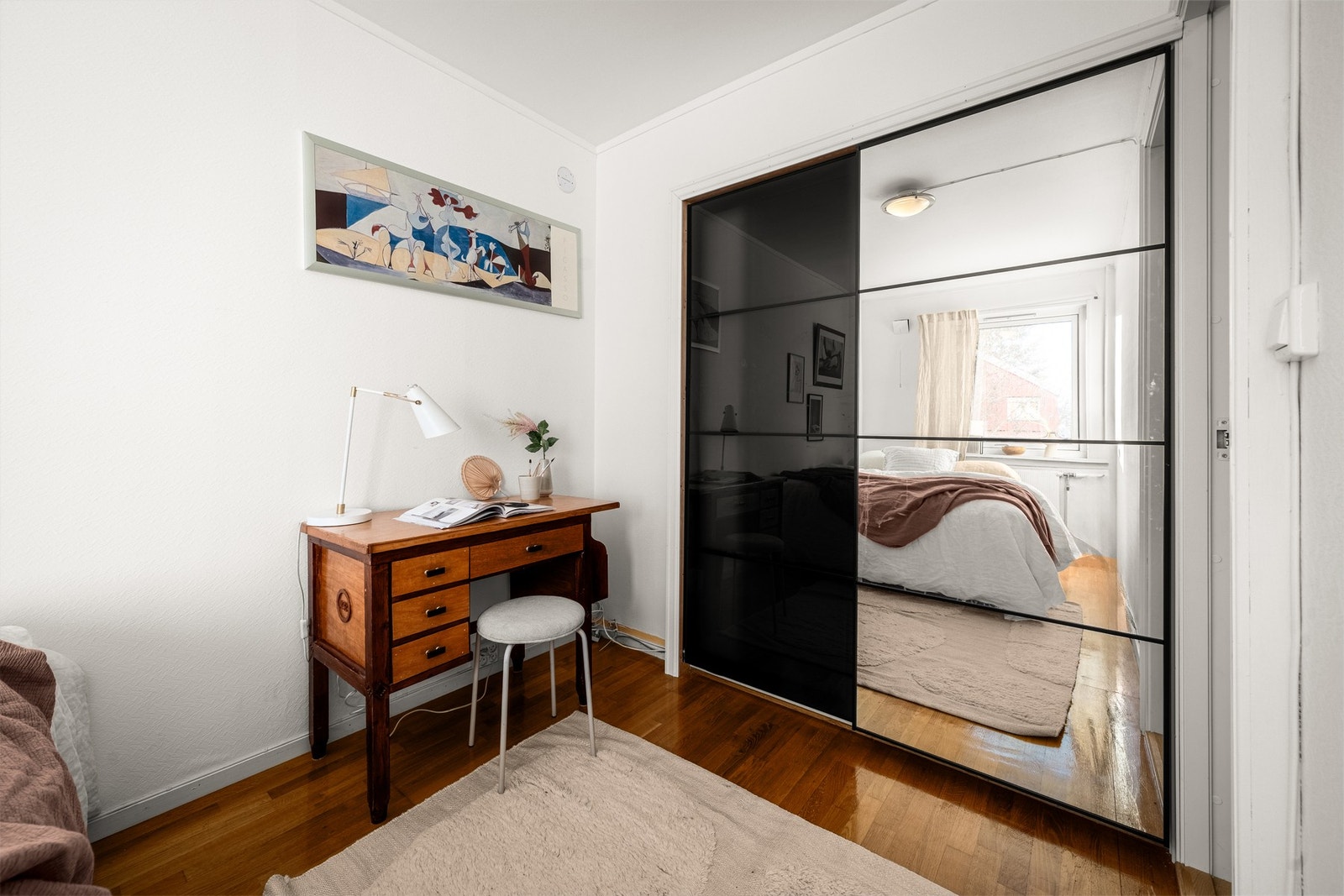 Plasstilpasset skyvedørsgarderobe med gode oppbevaringsmuligheter. Galleribilde