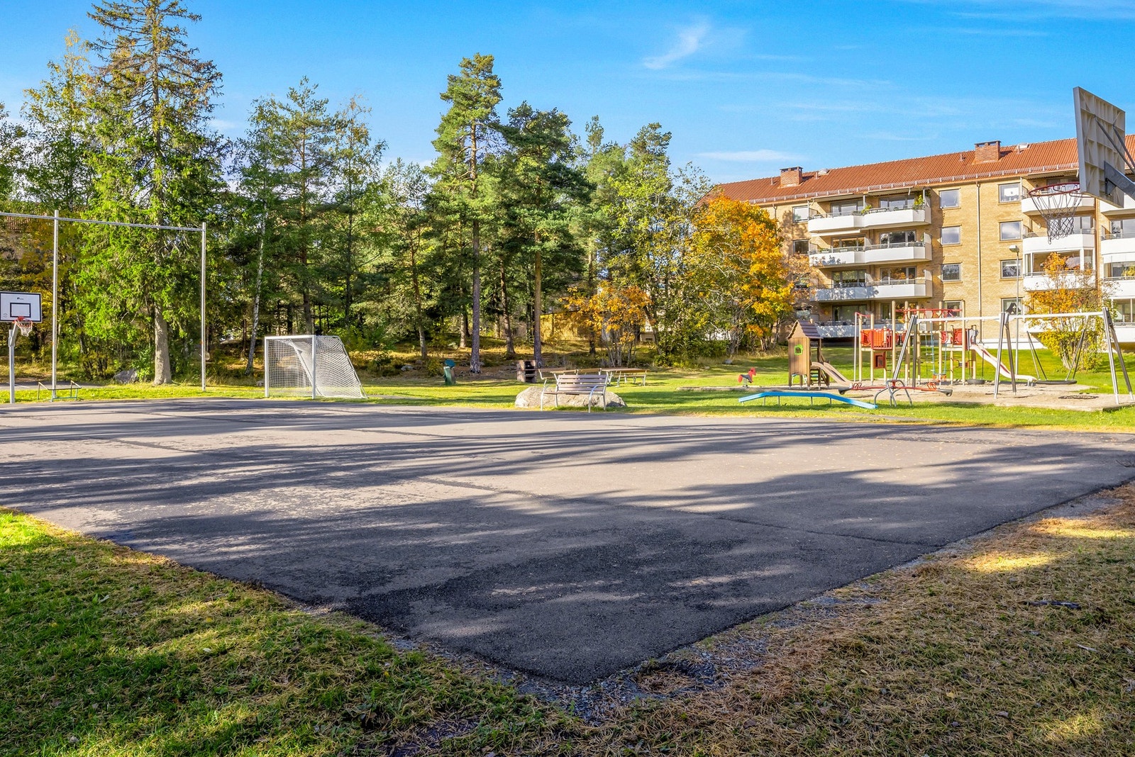 Kort vei til flere lekeplasser og ballsletter, samt kort gange til både Oppsal skole, Trasop skole og flere barnehager. Galleribilde