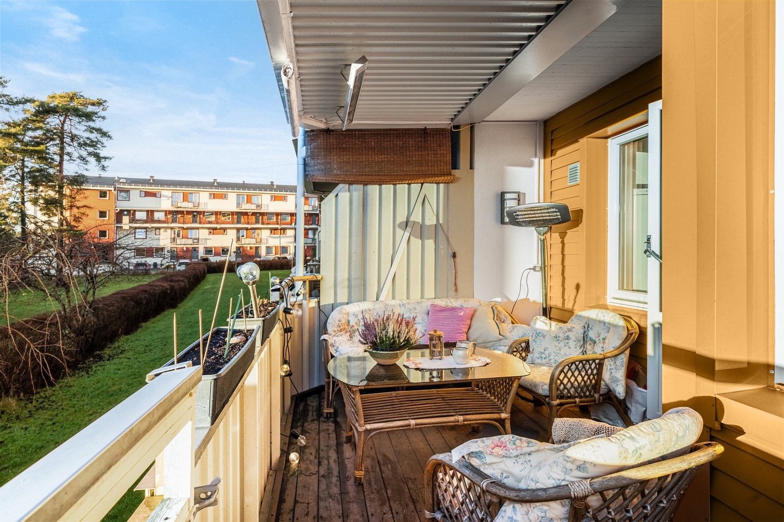 Balkongen er delvis overbygget, noe som øker bruksverdien. Galleribilde