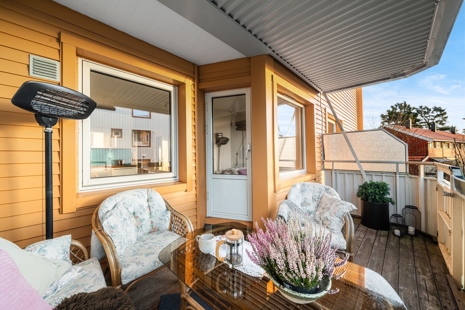 Videre er balkongen utstyrt med elektrisk varmelampe, strømuttak og utebelysning. Galleribilde