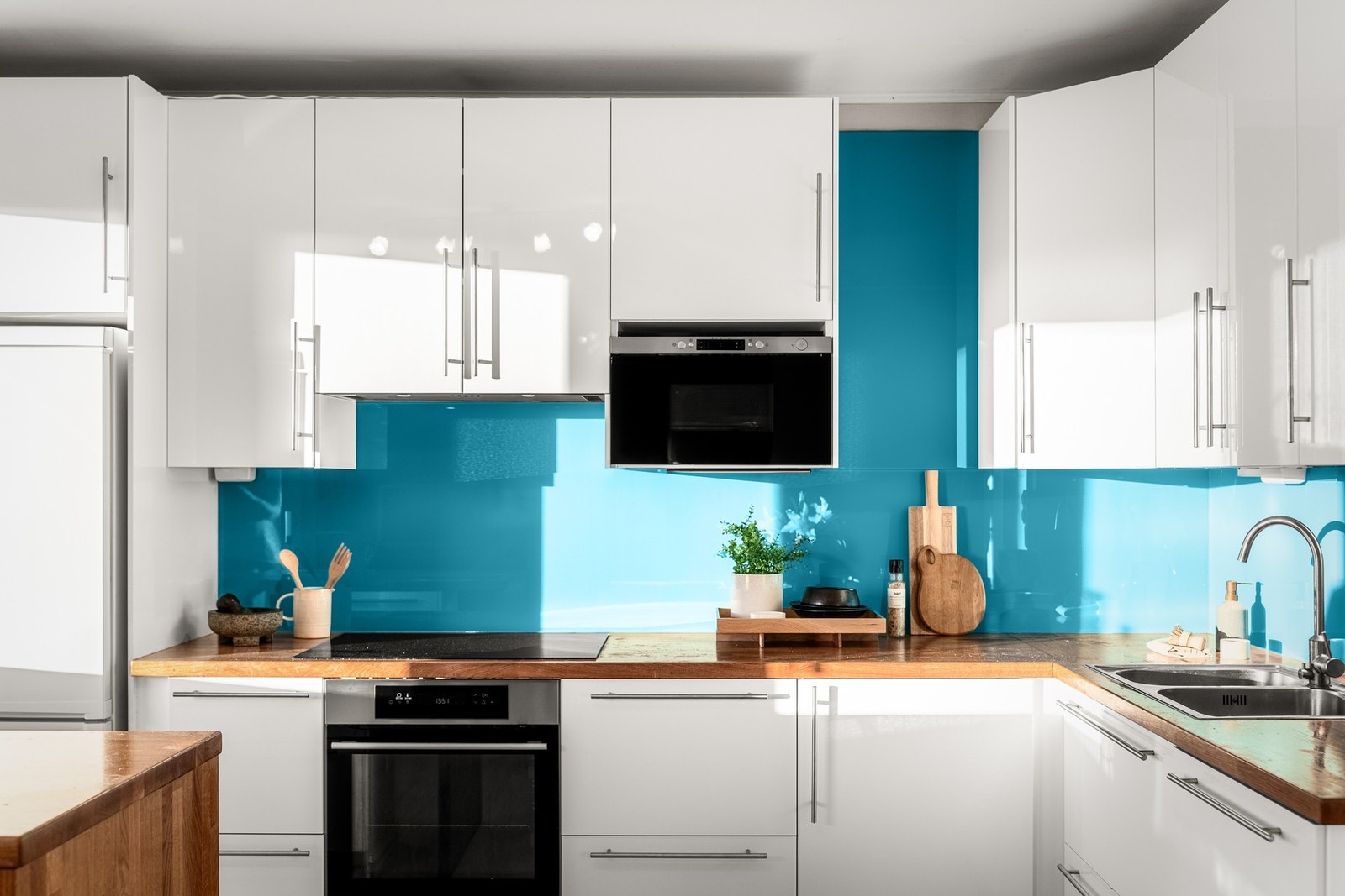 Innredningen har bred integrert induksjonsplatetopp, stekeovn, mikrobølgeovn og oppvaskmaskin. Nisje for kjøleskap. Galleribilde