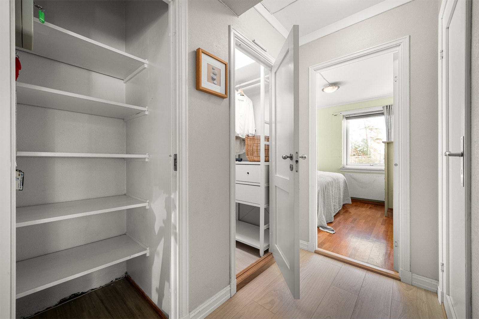 I tilknytning til gangen og soverommene er det enkel adkomst til innvendig bod. Galleribilde