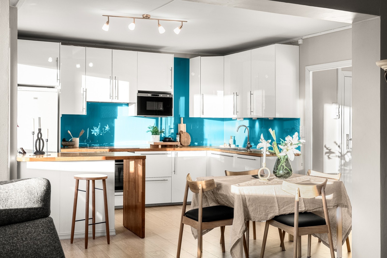 Det er god plass til stor spisebordsgruppe som danner et naturlig skille mellom kjøkken og stuedel. Galleribilde