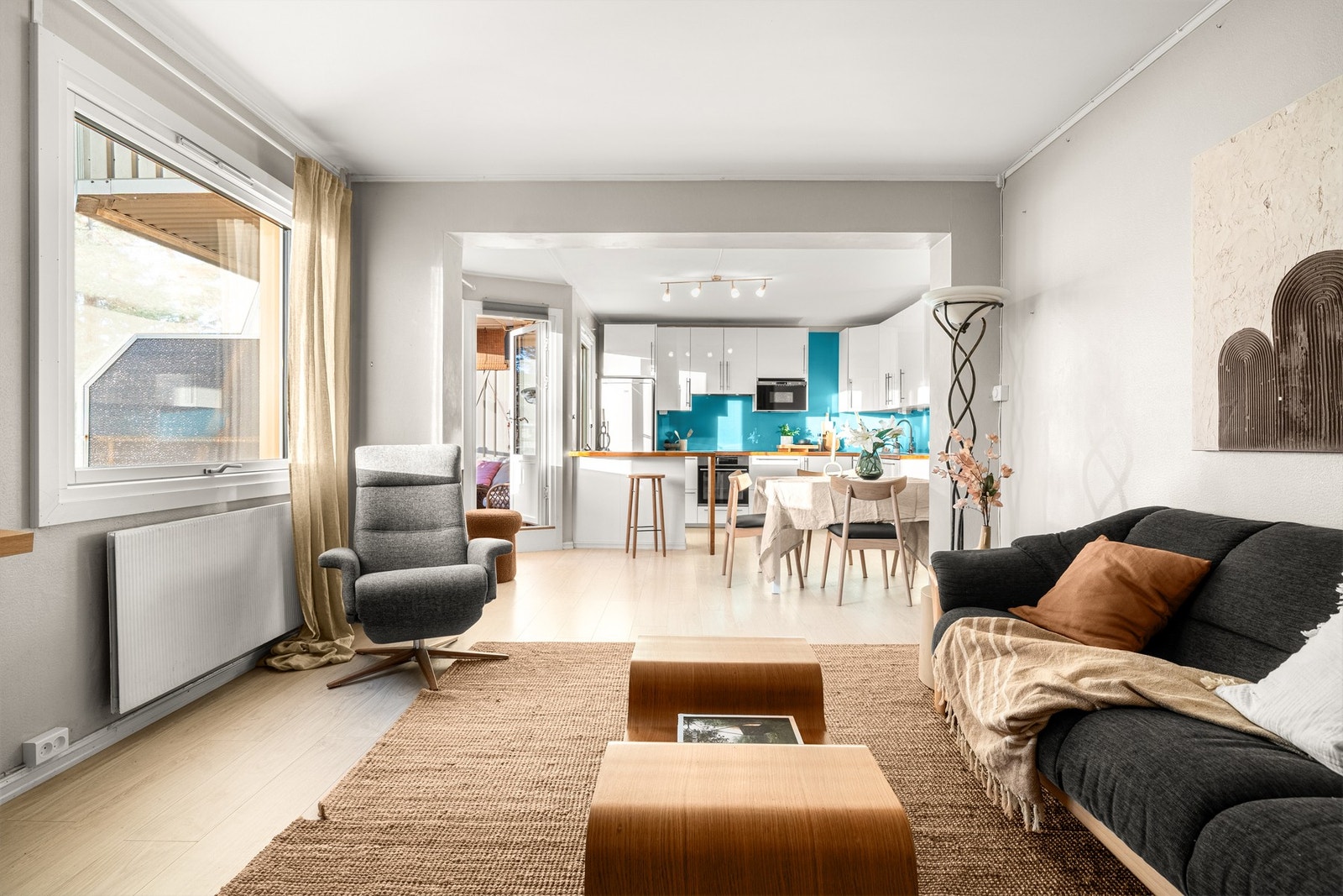 Hovedoppvarming med radiatorer som er tilkoblet felles fjernvarmeanlegg. Oppvarming er inkludert i felleskostnadene. Galleribilde