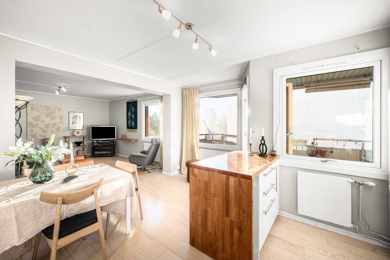 Store vindusflater og lysmalte overflater sørger for svært gode lysforhold i boligen. Galleribilde