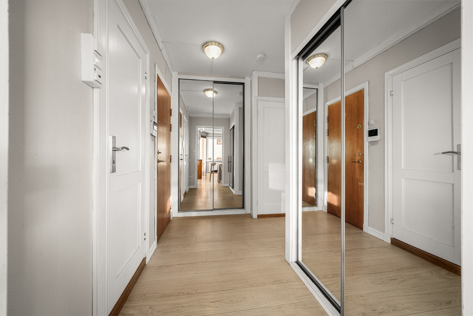 Gangen med entré er stor og innbydende med flere skyvedørsgarderober med speilfronter som gir svært godt med lagringsplass. Galleribilde