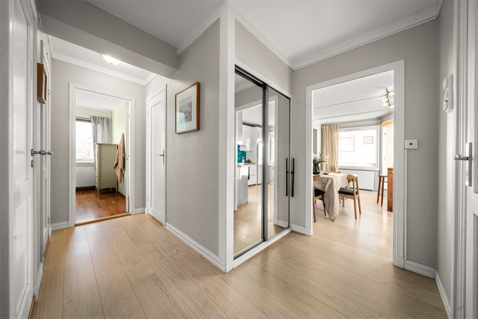 Det er gjennomgående bruk av énstavs gulv i stue, kjøkken og gang. Galleribilde