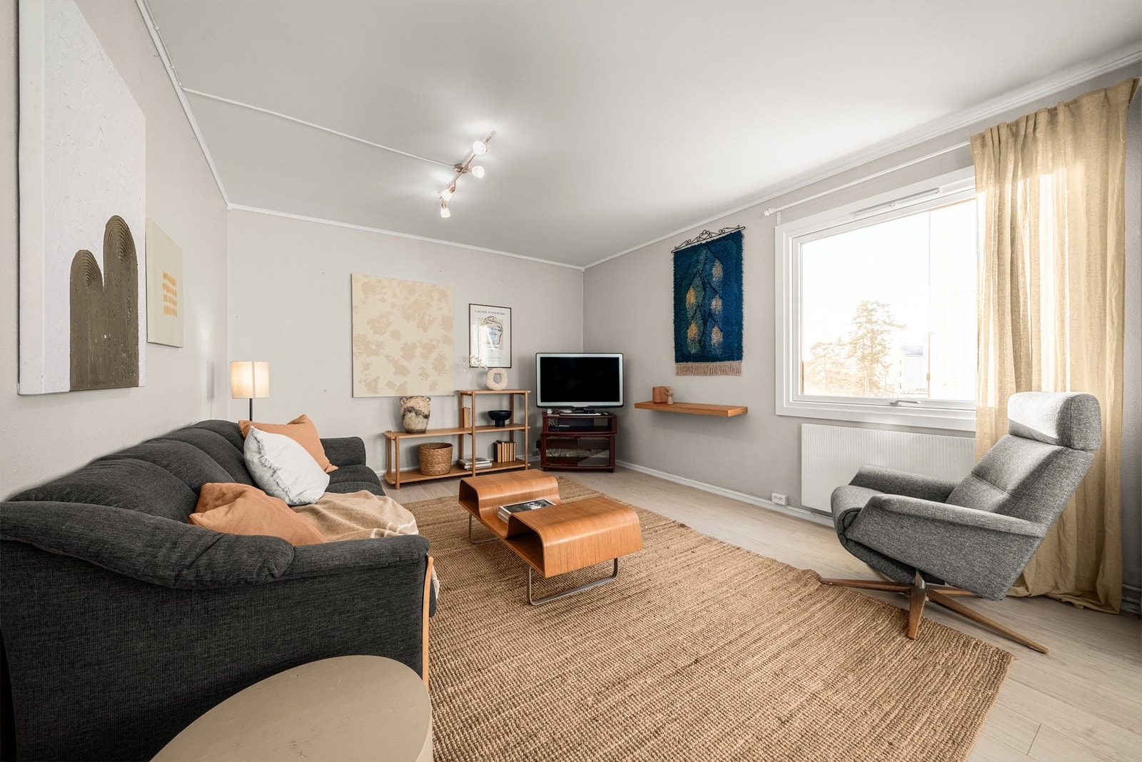 Det er lagt 1-stavs gulv med varmematter i stue. Galleribilde