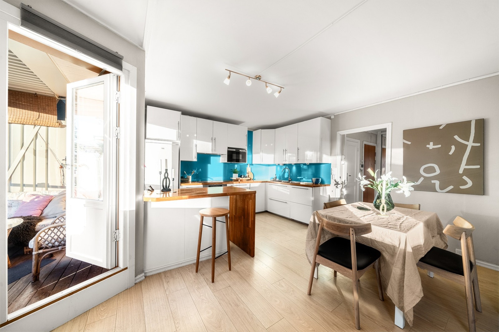 Boligen har en moderne åpen stue- og kjøkkenløsning med god soneinndeling. Galleribilde