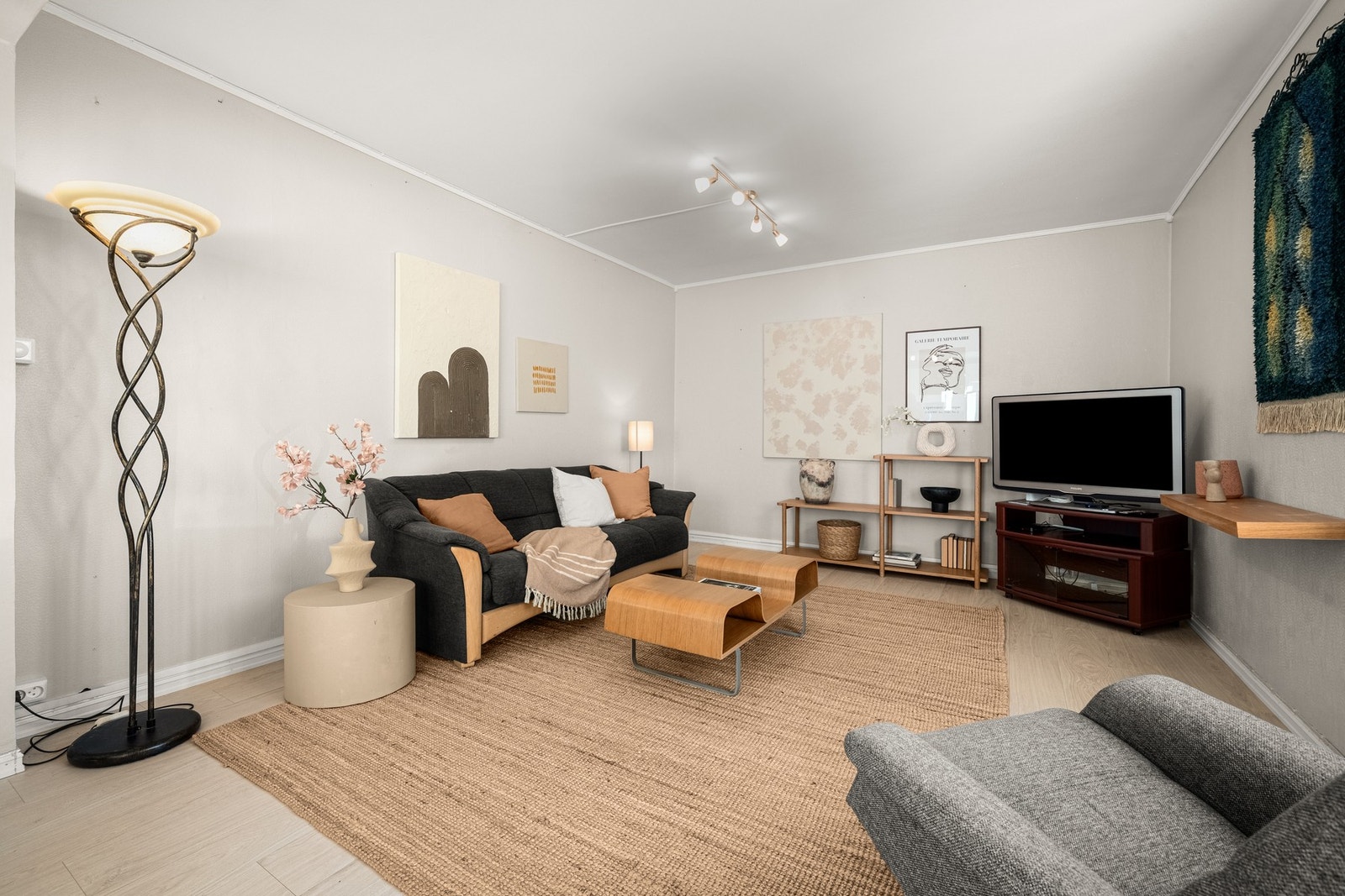 Leiligheten har en svært romslig stue med god plass til stor sofagruppe og tilhørende mediemøblement. Galleribilde