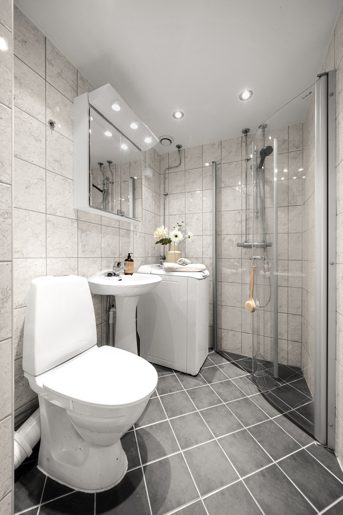 Badet har opplegg for vaskemaskin. Det er også fellesvaskeri i borettslaget. Galleribilde