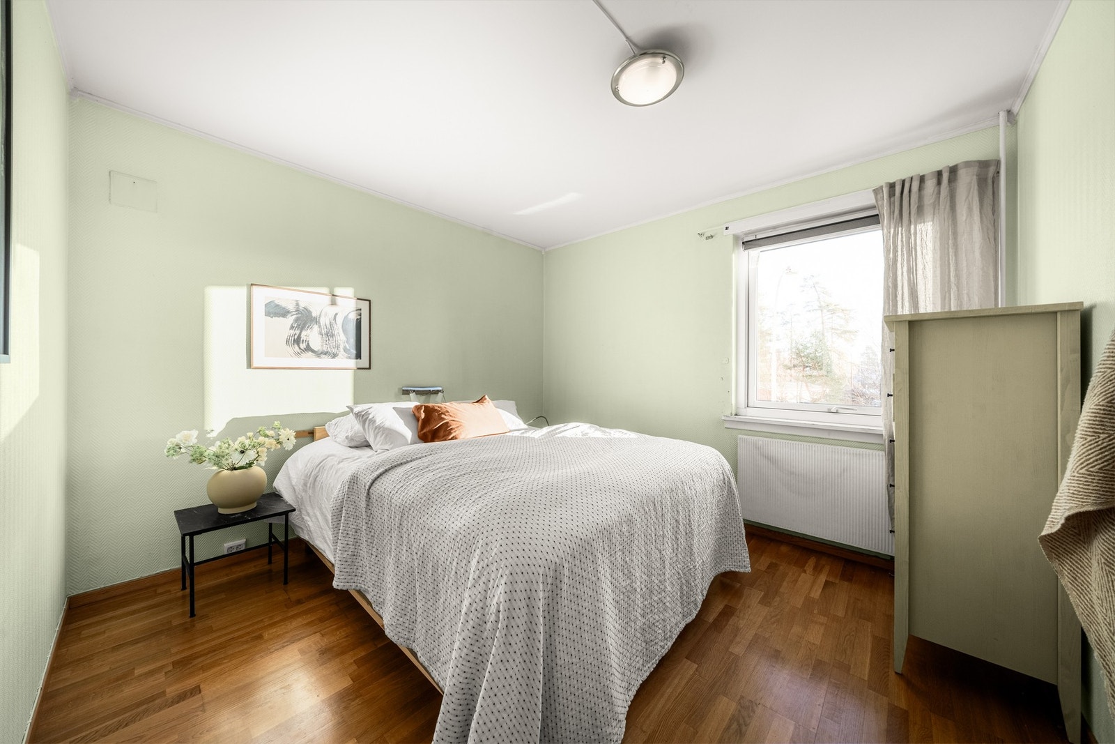 Soverom I av god størrelse med plass til stor dobbeltseng og tilhørende nattbord. Galleribilde