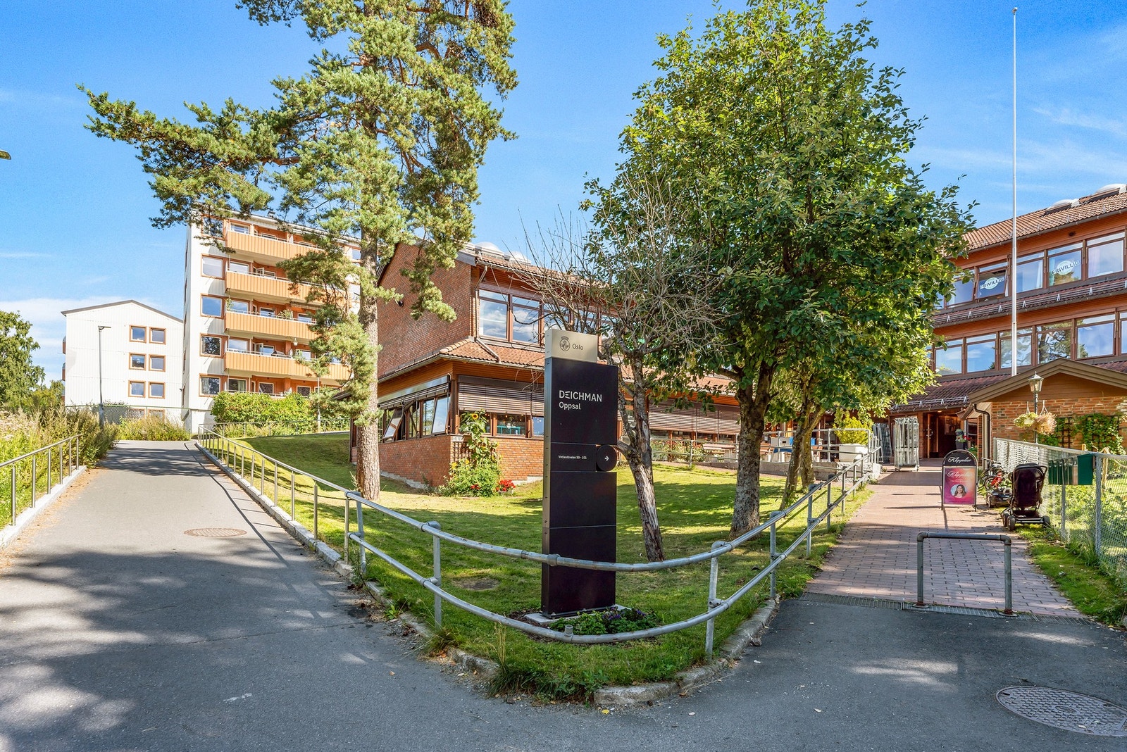 På Oppsal er det eget samfunnshus med blant annet bibliotek og legekontor. Galleribilde