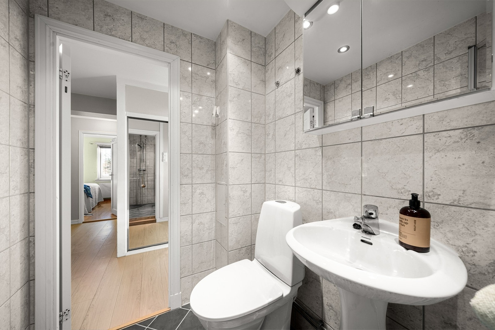 Porselensservant og vegghengt speilskap for oppbevaring. Galleribilde