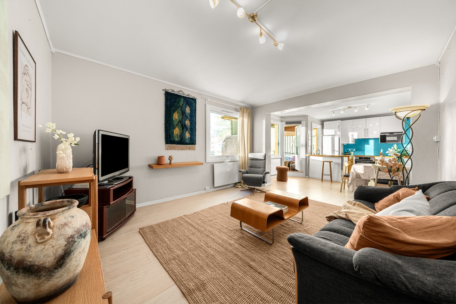 Leiligheten har en åpen stue- og kjøkkenløsning. Galleribilde