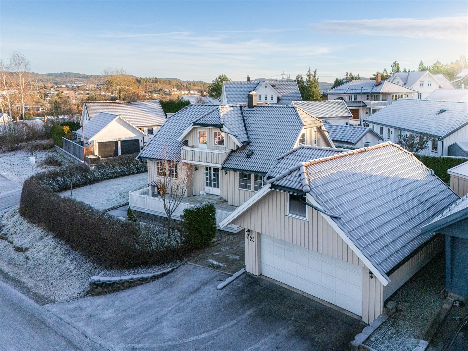 Det er oppført dobbelt garasje i 2001 med romslig innredet loft. Gode parkeringsmuligheter. Galleribilde