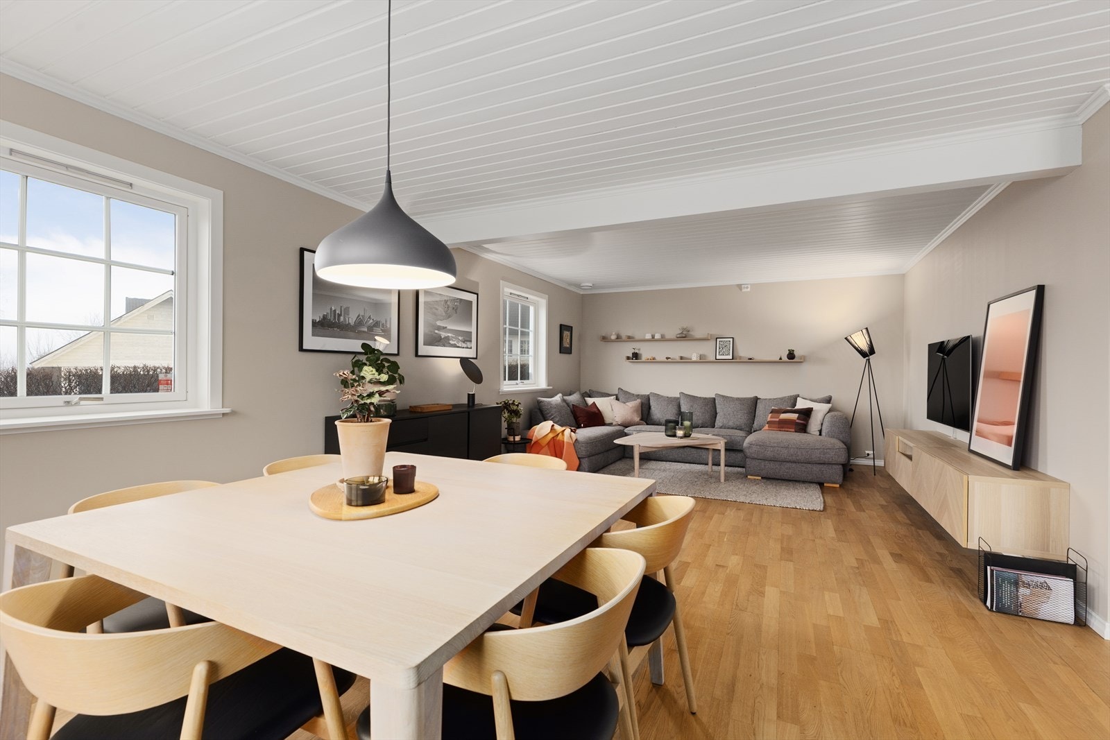 Stuen er romslig med fin plass til både sofagruppe og stor spisestue. Vinduer i stue og kjøkken er skiftet i 2014. Boligen har Altibox internett ( fiber) og Tv. Galleribilde