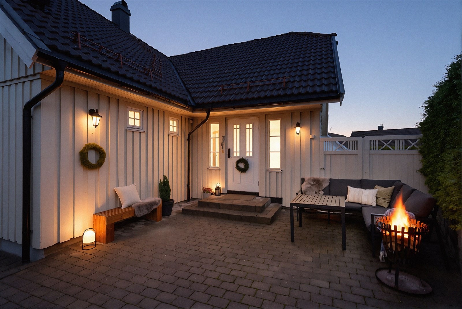 Boligen har flere hyggelige uteplasser og et uteområde som er pent opparbeidet med belegningsstein - Velkommen inn! Galleribilde