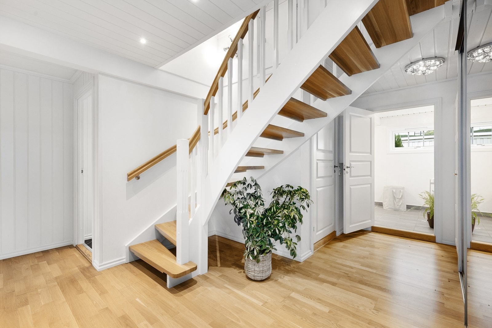 Fra entré er det tilkomst til gangareal med praktisk skyvedørsgarderobe med speildører som gir fin oppbevaringsplass. Videre er det trapp fra 2014, opp til boligens 2. etasje. Galleribilde