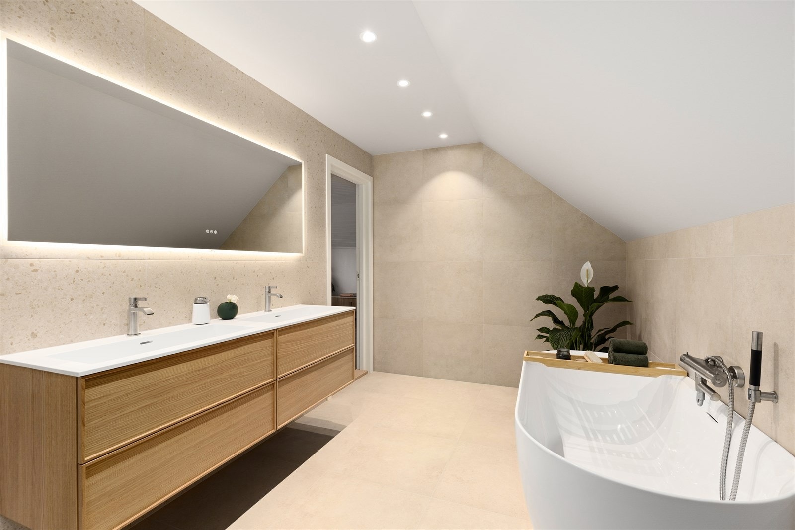 Vegghengt WC fra Villeroy/Boch, dusjnisje fra Tapwell, badekar fra Vikingbad, dobbelservant fra INR
( Svenskprodusert) med underskap og stort kantbelyst speil fra Linn Bad. Galleribilde