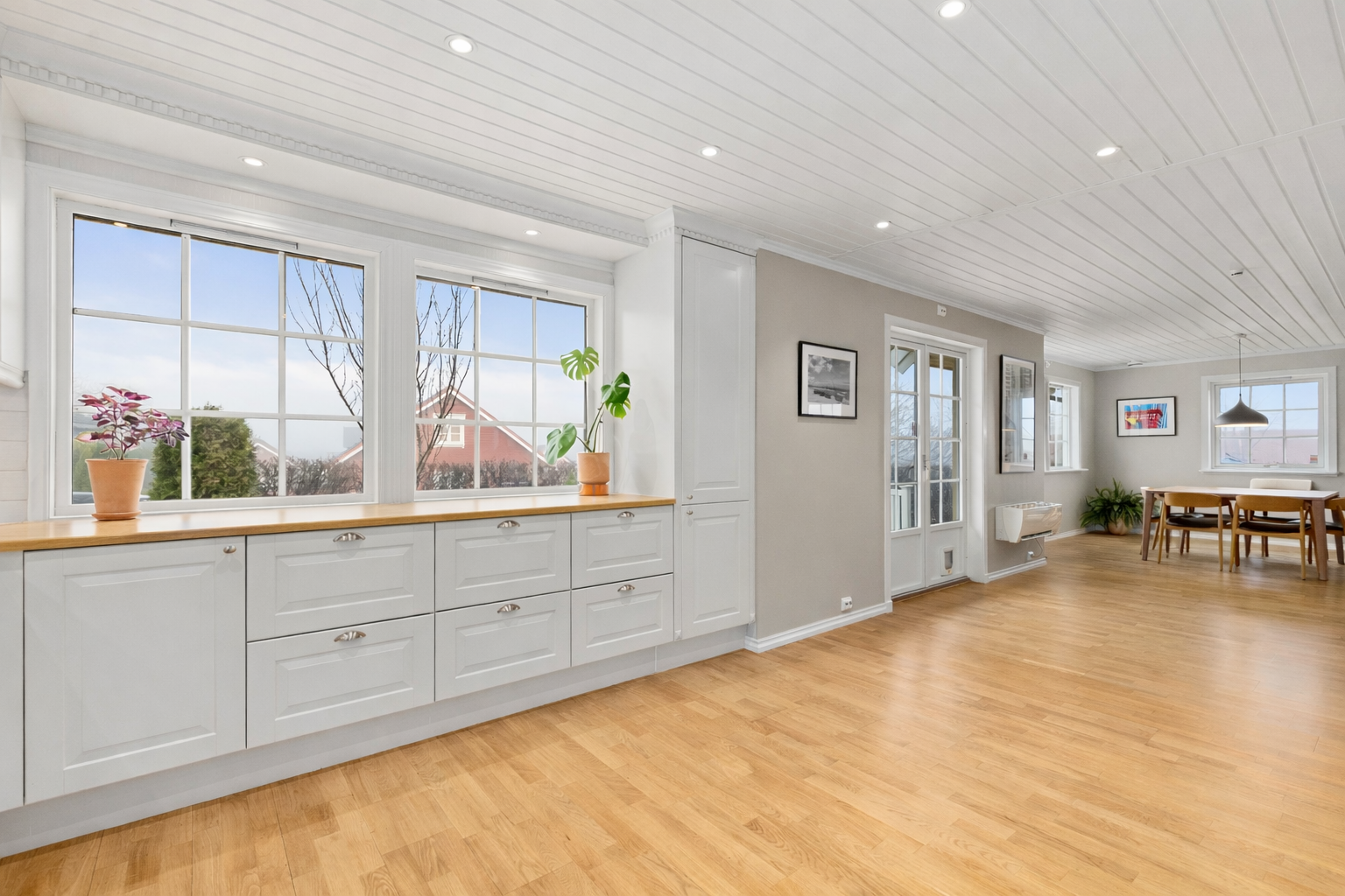 Kjøkkenet har lyse og pene overflater og innredningen har profilerte fronter med laminert benkeplate. Galleribilde